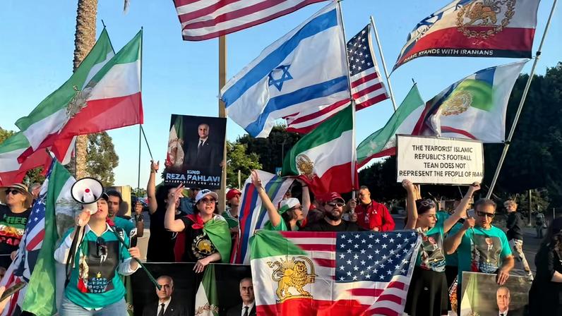 Iranianos protestam contra própria seleção nos Estados Unidos — Foto: Leonardo Lourenço / ge