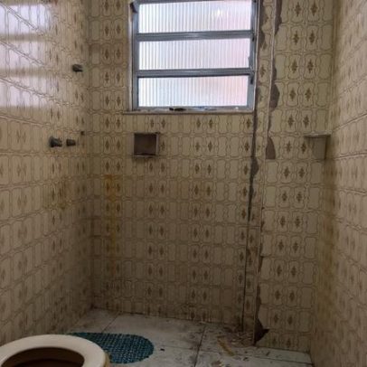 Filho deixa mãe paralítica em quarto sujo e vende móveis por droga