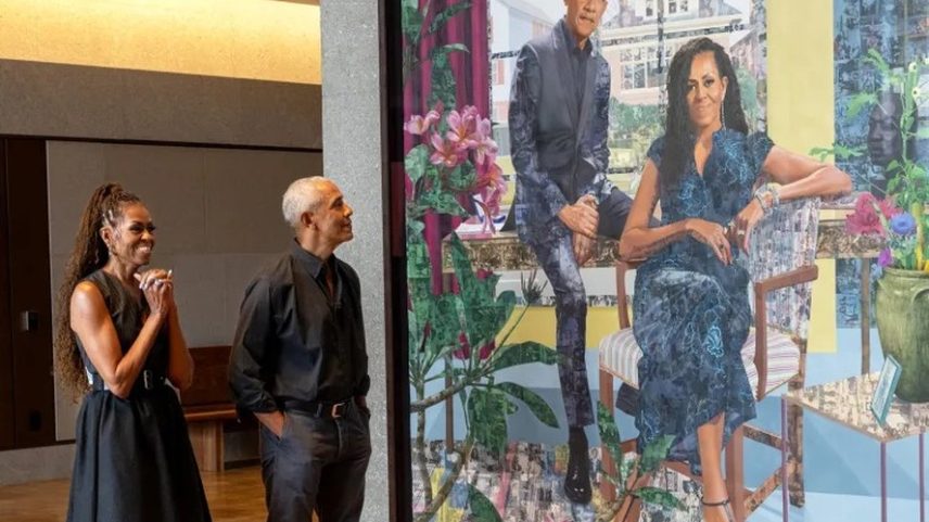 A ex-primeira-dama Michelle Obama e o ex-presidente Barack Obama posam para um retrato no Centro Presidencial Obama
