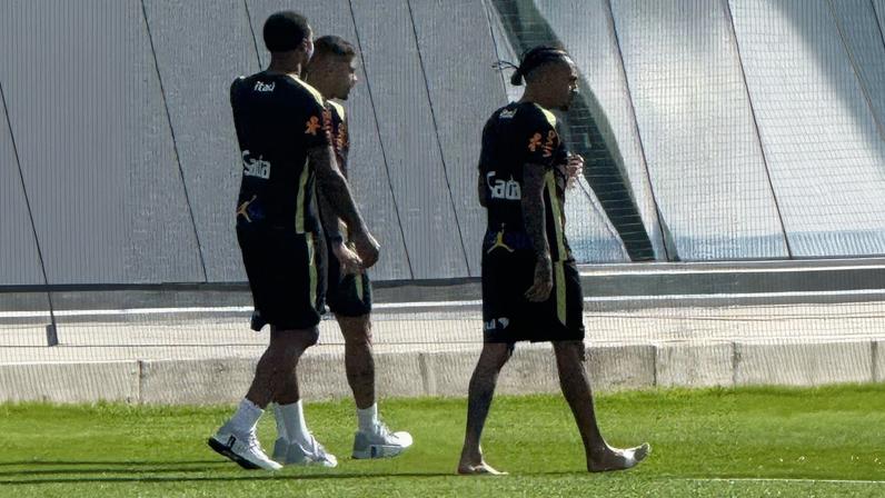 Gabriel Magalhães, Bruno Guimarães e Raphinha foram poupados de treino da Seleção; Raphinha está com bolhas nos pés — Foto: Cahê Mota