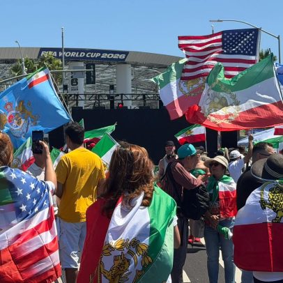 Iranianos protestam antes de jogo e planejam levar bandeira proibida ao estádio