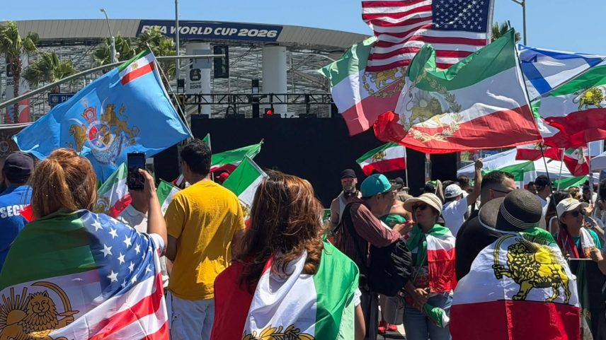 Iranianos protestam em Los Angeles antes da estreia da seleção na Copa do Mundo — Foto: Leonardo Lourenço