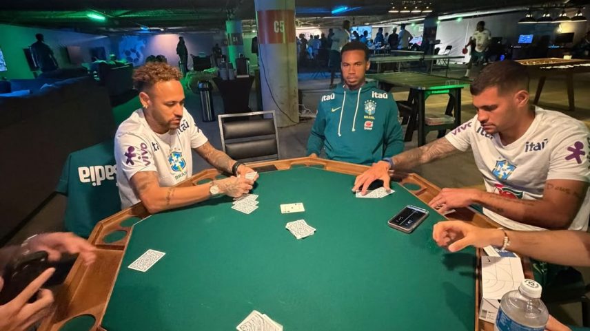 Vini Jr jogando cartas com Neymar e outros jogadores da Seleção — Foto: Reprodução