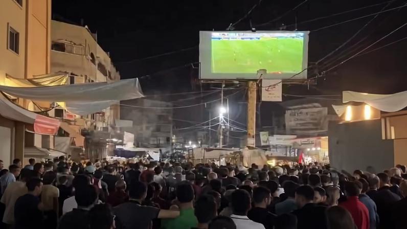 Multidão se reúne em campo de refugiados em Gaza para assistir a Copa do Mundo — Foto: Reprodução/X