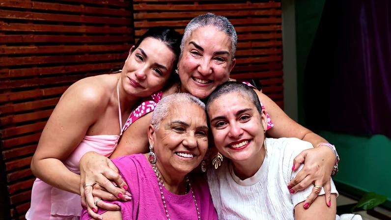 Suzana (acima, à dir.) descobriu um câncer e promoveu uma cerimônia para raspar os cabelos. Ela só não sabia que a filha, Amanda (abaixo, à dir) faria o mesmo, assim como a mãe (abaixo, à esq.). Luana (acima, à esq.), a filha caçula, se uniu a elas e participou do momento emocionante — Foto: Arquivo pessoal/ Luana Shelps