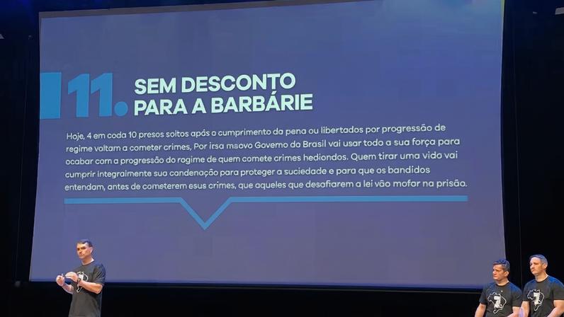 Flávio Bolsonaro (PL-SP) apresenta o programa “Brasil sem Medo”, com propostas para a segurança pública, em evento no Teatro B32, na zona oeste de São Paulo, nesta quinta-feira (18). — Foto: Victória Cócolo/g1