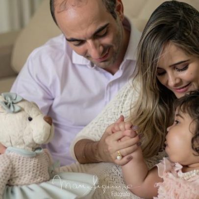 Mãe perde filha de 2 anos para o câncer durante a gravidez e transforma a dor em livro sobre fé e recomeços