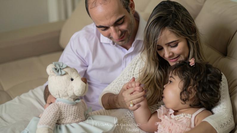 Mãe perde filha de 2 anos para o câncer durante a gravidez e transforma a dor em livro sobre fé e recomeços