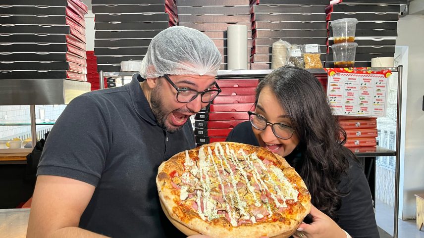 Diogo e Nayara criaram a pizza "Vozinha", em homenagem ao goleiro de Cabo Verde — Foto: Vinicius Alves/ge