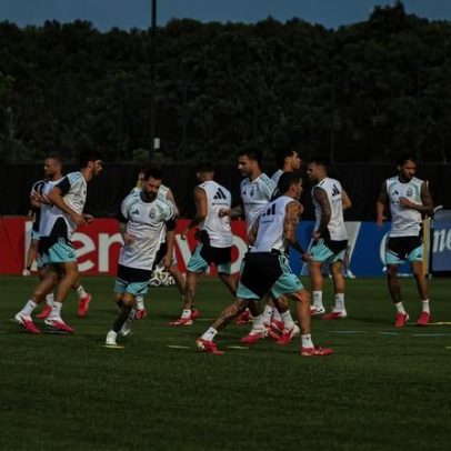 Messi treina com a Argentina e brinca de altinha durante treino