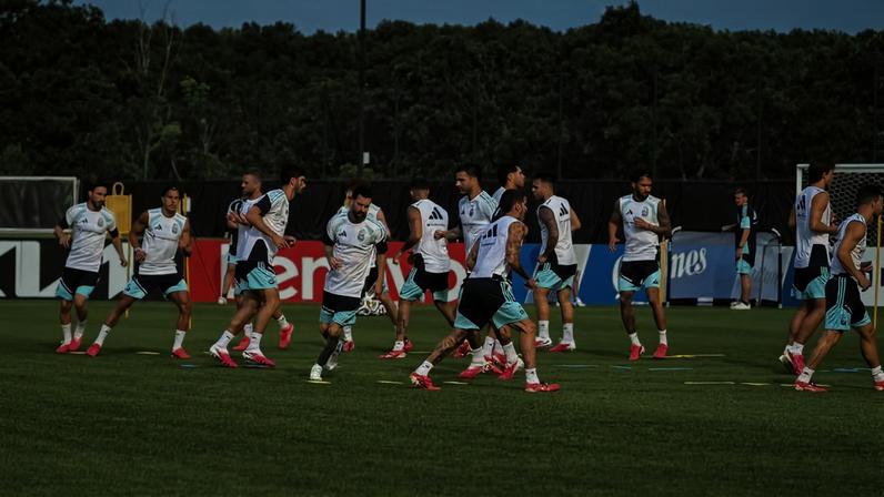 Messi em treino da Argentina em Kansas City — Foto: Leonardo Lourenço