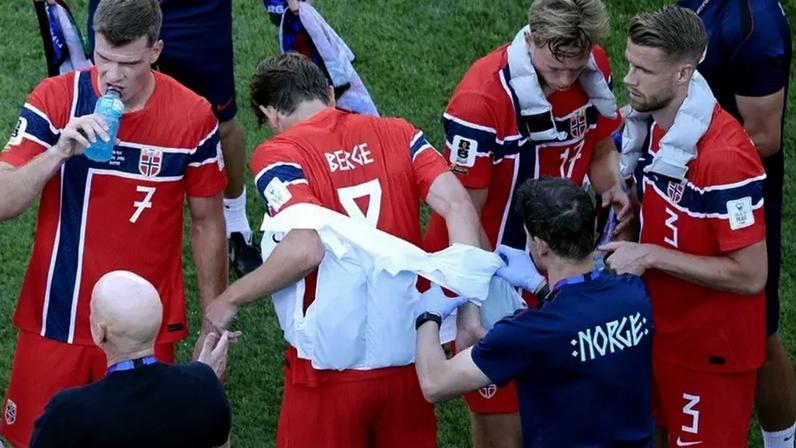 Jogadores usam coletes térmicos para refrescar