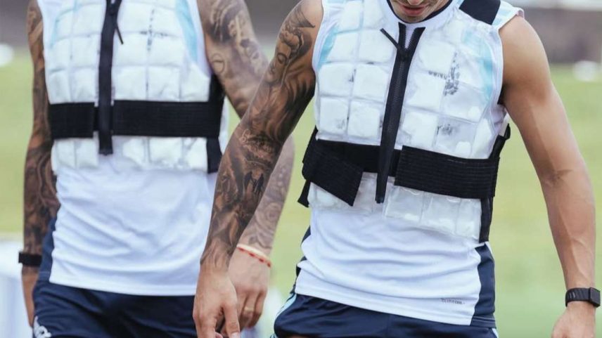 Jogadores da Argentina usam colete para resfriar