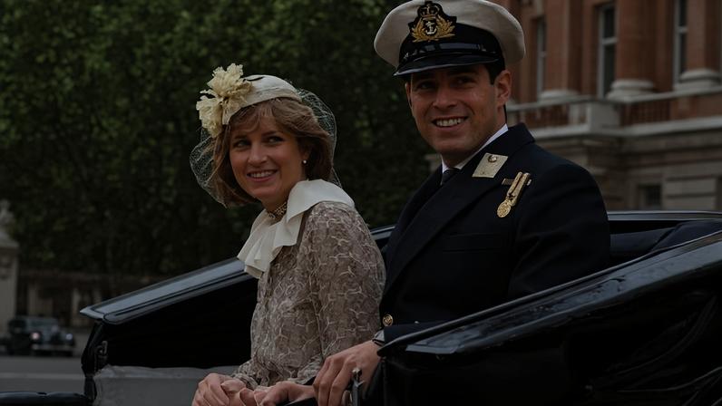 Lady Diana Spencer e o Príncipe Andrew em uma carruagem durante a cerimônia Trooping the Colour, no Palácio de Buckingham, em Londres, em 13 de junho de 1981