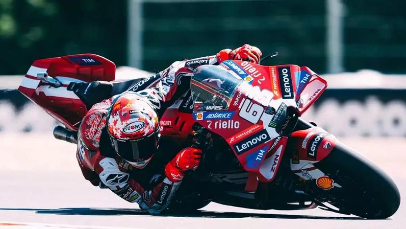 Italiano supera pressão de Ogura e Márquez no fim e garante a vitória na sprint em Brno.