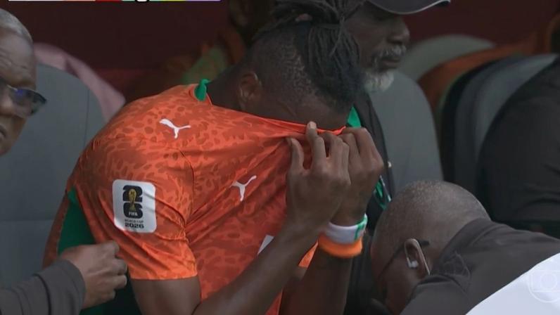 O zagueiro marfinense Wilfried Singo foi à lágrimas ao deixar o jogo contra a Alemanha — Foto: Reprodução