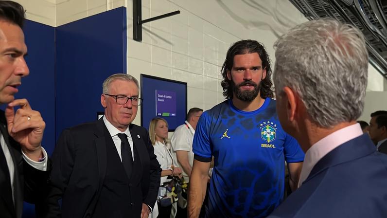Ancelotti, ao lado de Alisson, conversa com Bebeto e Kaká — Foto: Reprodução