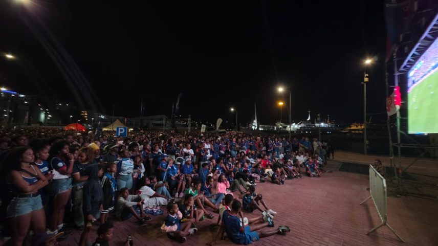 Torcedores de Cabo Verde assistem à partida contra o Uruguai em Mindelo, cidade natal de Vozinha — Foto: Raphael Bózeo
