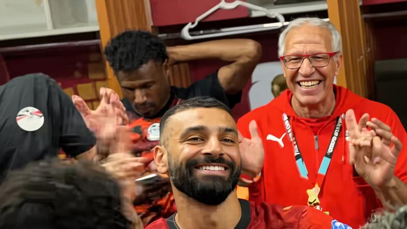 Salah dança em festa do Egito no vestiário após vitória inédita na Copa — Foto: Reprodução