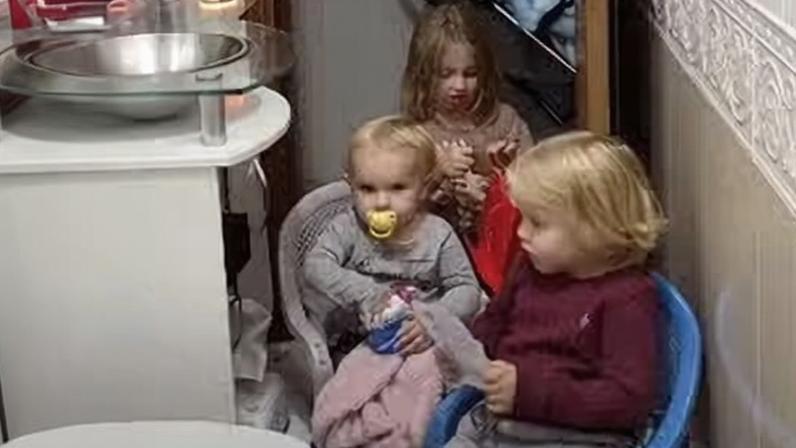 Mãe de quatro filhos mostra como consegue tomar banho: “Plateia”