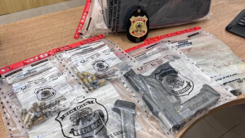 PF prende suspeito e apreende armas, munições e contrabando