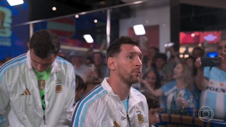 Messi fica esperando seleção da Áustria para o protocolo — Foto: Reprodução