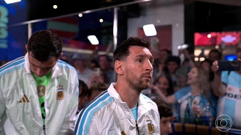 Messi fica esperando seleção da Áustria para o protocolo — Foto: Reprodução