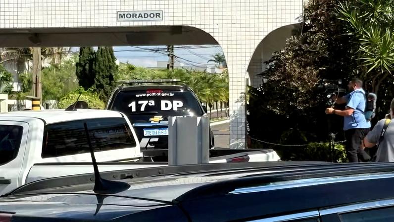 Polícia Civil do DF chega à residência de Bolsonaro para ouvi-lo sobre arma apreendida em blitz — Foto: Fabiano Andrade/TV Globo