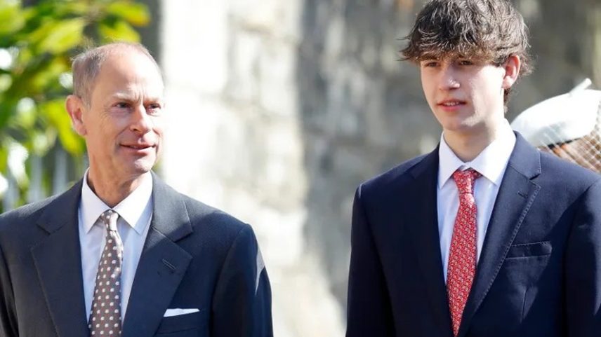 Príncipe Edward, Duque de Edimburgo, e James, Conde de Wessex, assistem à tradicional missa matinal de Páscoa na Capela de São Jorge, Castelo de Windsor — Foto: GettyImages