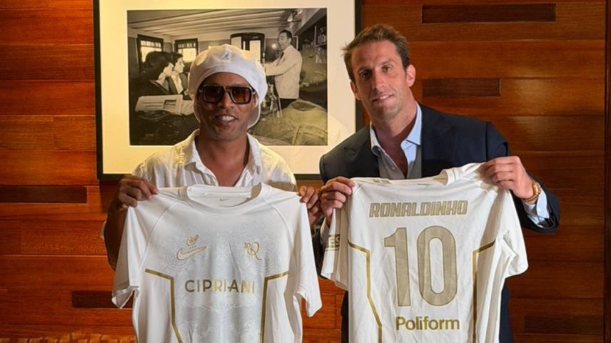 Ronaldinho Gaúcho em evento do anúncio do acerto com o Ravenna — Foto: Henrique Arcoverde