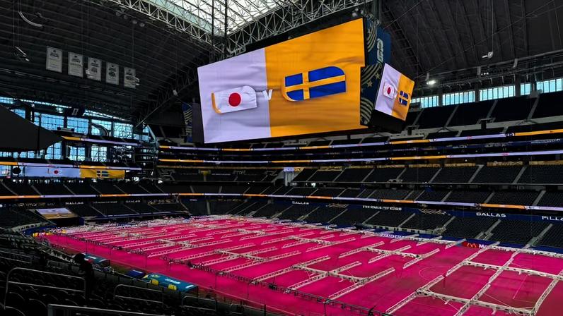 Gramado do estádio de Dallas passa por tratamento com luz violeta antes de Japão x Suécia — Foto: Leonardo Lourenço