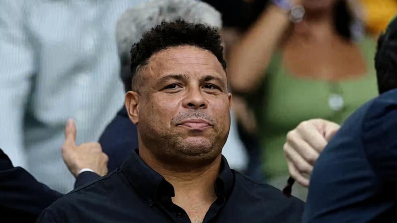 Ronaldo Fenômeno assiste à Brasil x Escócia — Foto: Reuters