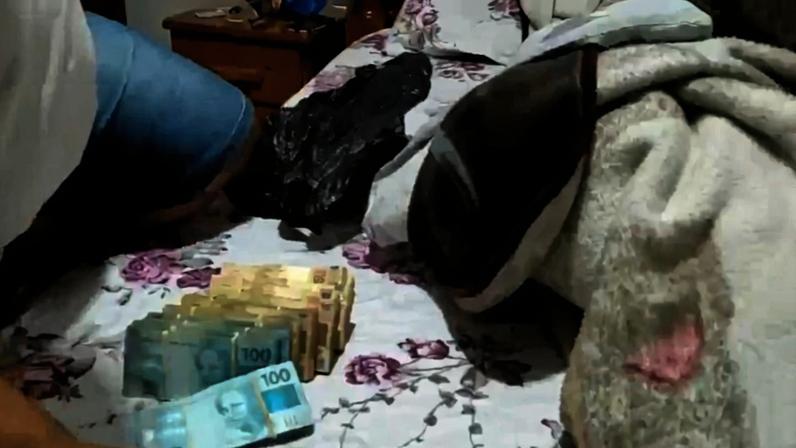 Polícia acha R$ 65 mil em saco de lixo durante operação contra PCC