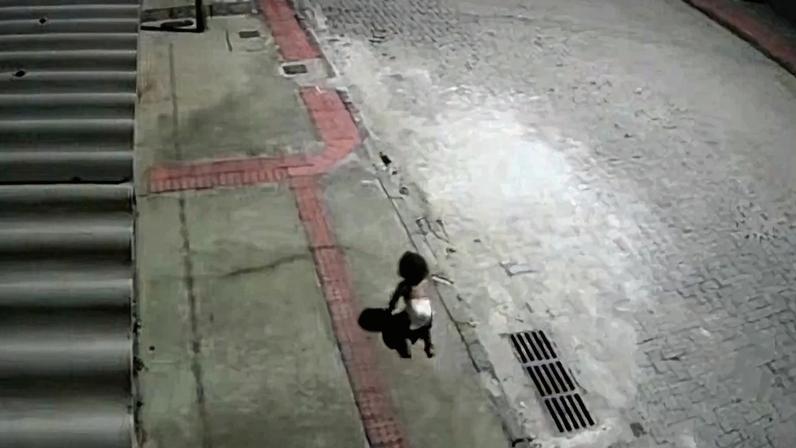Bebê é encontrada sozinha engatinhando na rua durante a madrugada no ES