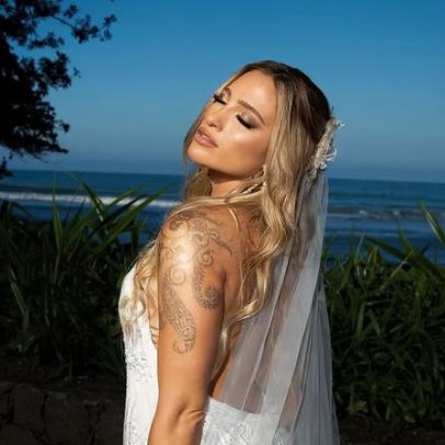 Tati Dias escolhe vestido de noiva vintage para casamento com Lauana Prado