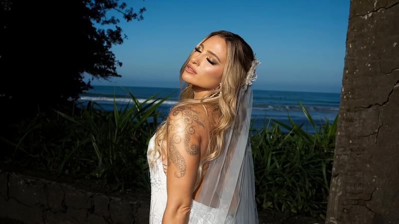 Tati Dias aposta em vestido de noiva 'vintage' para casamento com Lauana Prado — Foto: Divulgação/Arco e Flash Fotografia