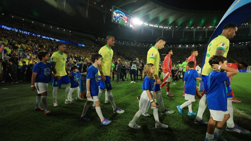 Quem são as crianças que entram em campo com os jogadores? — Foto: Getty Images