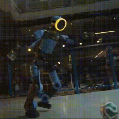 Vídeos da seleção brasileira ensinam robô humanoide a marcar gol de letra