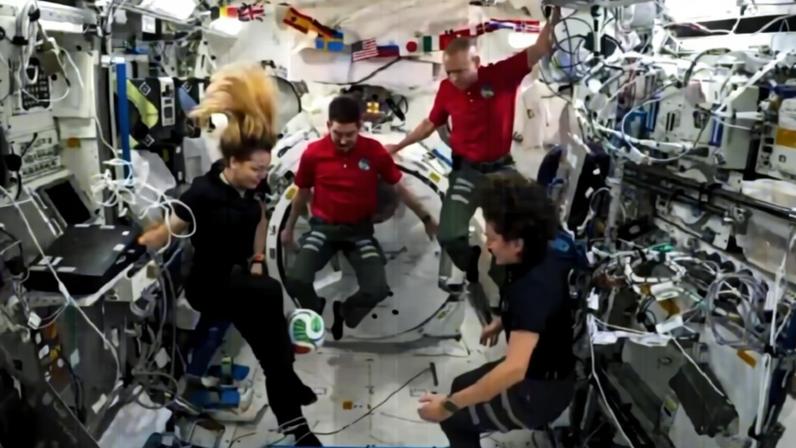 Astronautas jogam 'altinha' com Trionda, bola da Copa do Mundo no espaço — Foto: Divulgação, Nasa