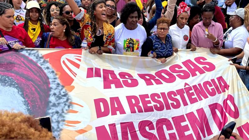 Ministra da Igualdade Racial, Anielle Franco, ao lado da deputada Benedita da Silva, participa da Marcha de Mulheres Negras 2025. Foto: Leticia de Maceno/Instituto Marielle Franco