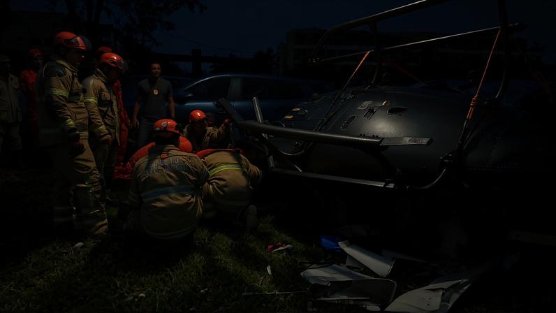 Carros queimados atingidos após queda de helicóptero. Foto: CBMRJ/Divulgação