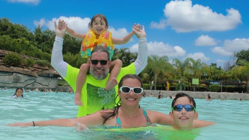 Família na piscina na festa junina da escola