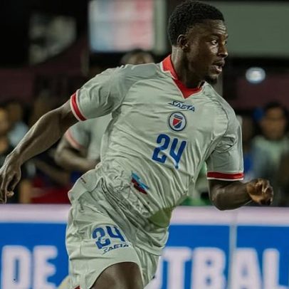 Jogador haitiano que será adversário do Brasil na Copa já trabalhou como entregador de pizza