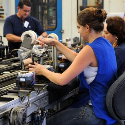Governo veta PL que criava trabalho para jovens com jornada incompatível