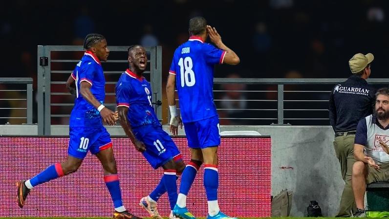 Wilson Isidor, atacante do Haiti, comemora gol contra o Peru em amistoso pré-Copa
