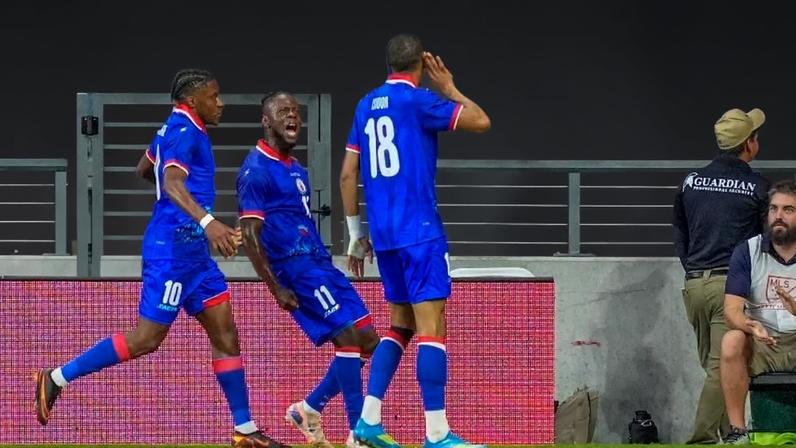 Wilson Isidor, atacante do Haiti, comemora gol contra o Peru em amistoso pré-Copa