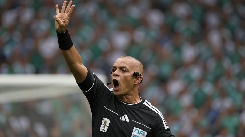 Wilton Pereira Sampaio apita a partida de abertura da Copa do Mundo entre México e África do Sul