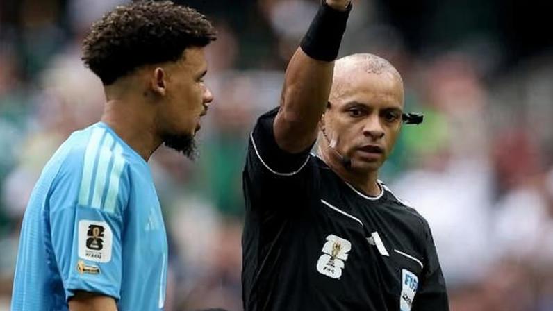 Wilton Pereira Sampaio dá cartão vermelho a Sithole, da África do Sul, em jogo de abertura contra o México