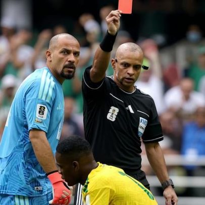 Árbitro brasileiro Wilton expulsa três jogadores na abertura da Copa