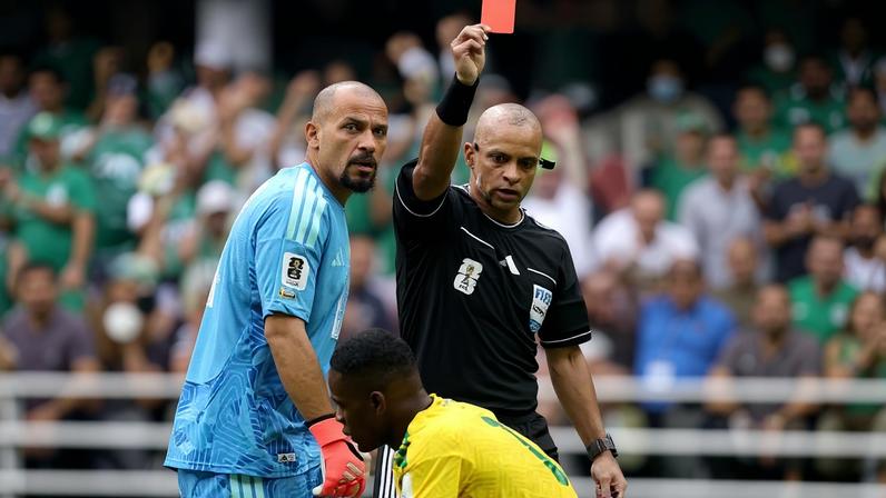 Wilton Pereira Sampaio dá cartão vermelho a Sithole, da África do Sul, em jogo de abertura contra o México